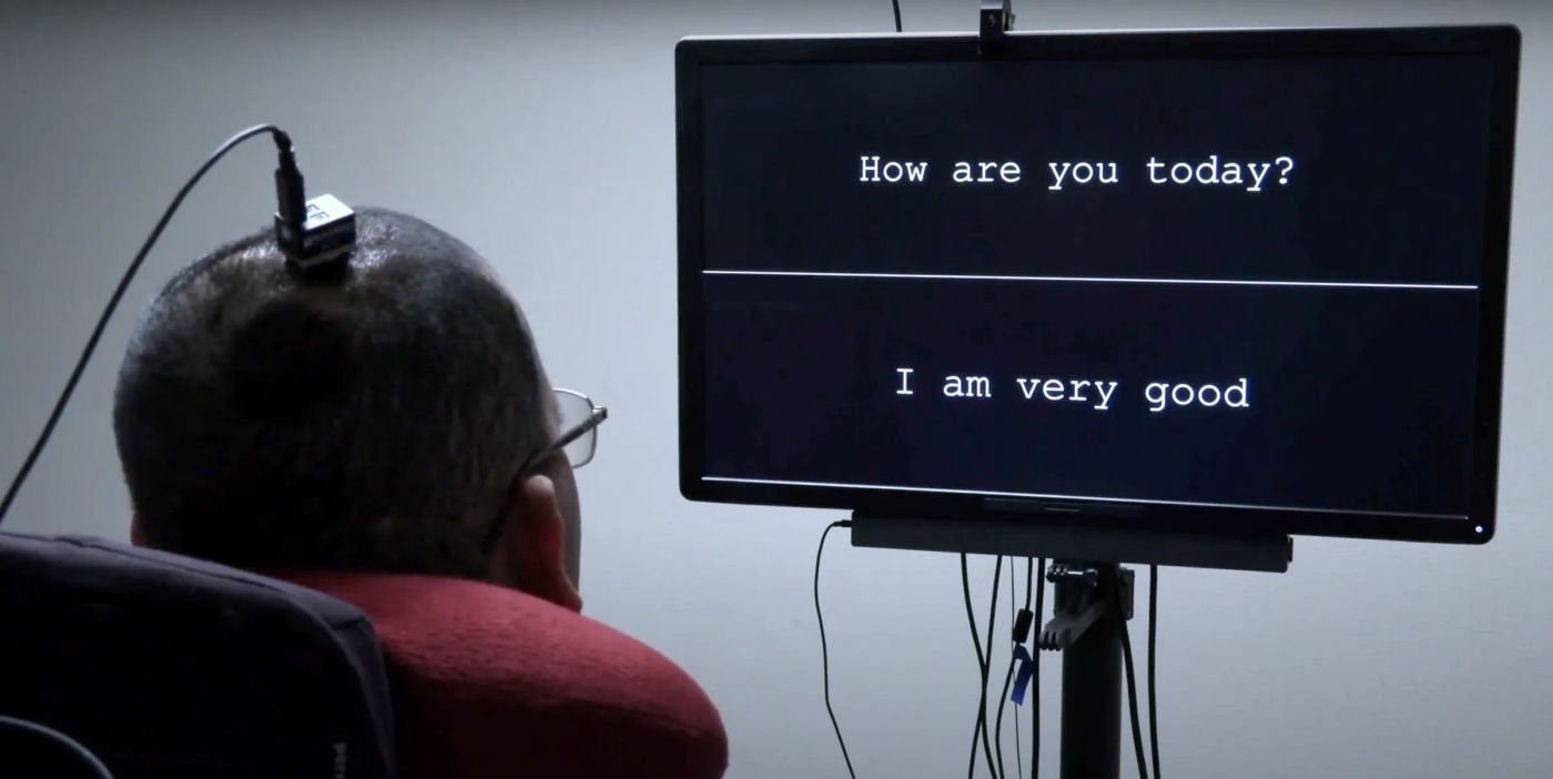 A man using the interface discussed in the link above, looking at a screen. The screen show two section with words. The first shows «How are you today?». The sections shows the answer «I am very good».